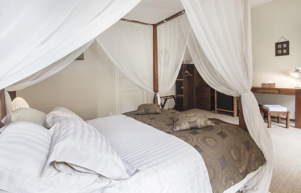 Chateau De Puyrigaud Bed & Breakfast Leoville Exterior photo