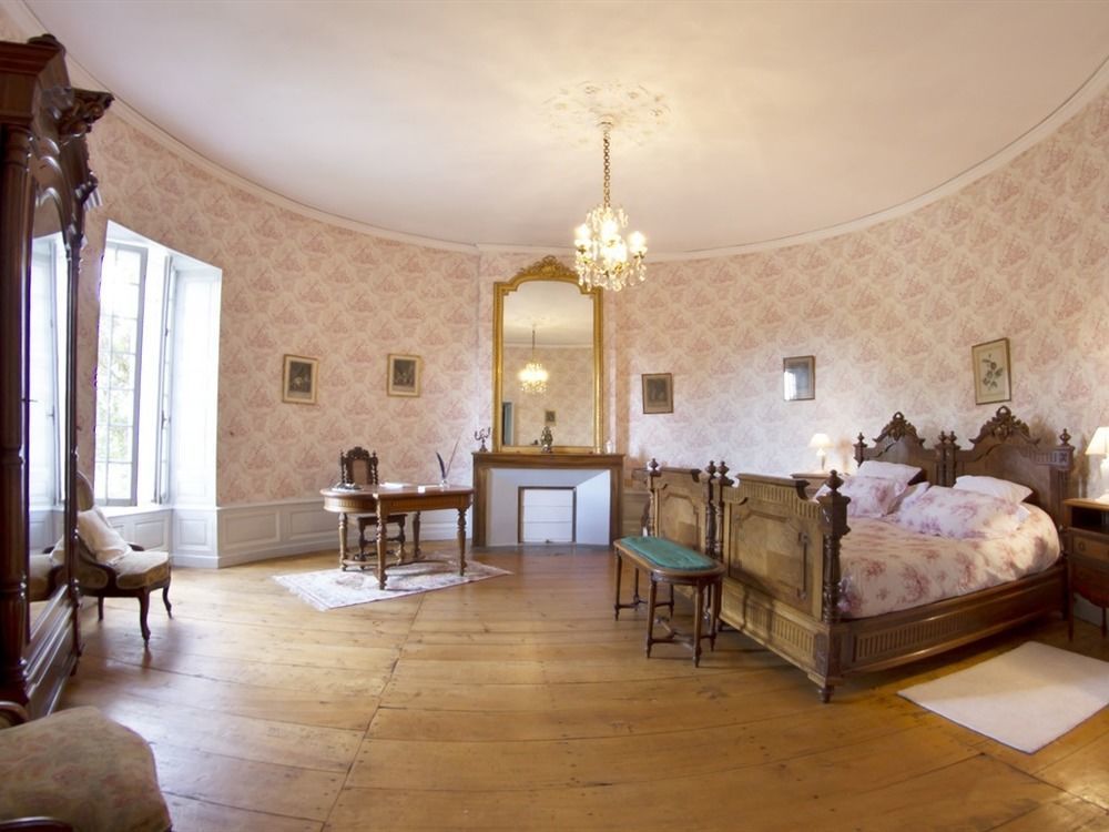 Chateau De Puyrigaud Bed & Breakfast Leoville Exterior photo